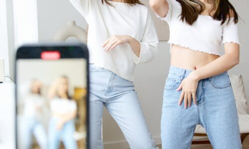 Gefangen im Feed: Platons Höhlengleichnis und die digitale Schattenwelt von TikTok