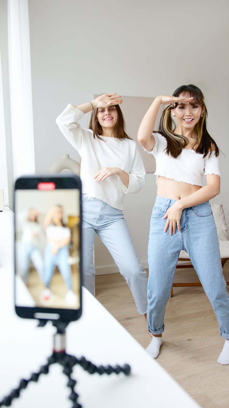 Gefangen im Feed: Platons Höhlengleichnis und die digitale Schattenwelt von TikTok