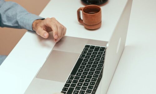 Der goldene Käfig und der Abgrund der Leere: Eine Philosophie des Tuns